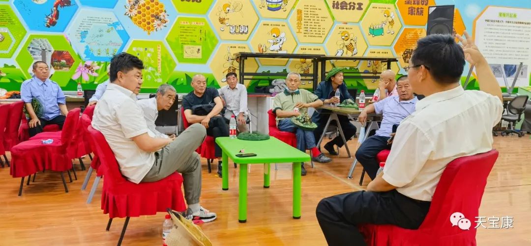 密云奥金达领导及优秀蜂友到访天宝康成熟蜂蜜示范基地参观学习交流 密云奥金达领导及优秀蜂友到访天宝康成熟蜂蜜示范基地参观学习交流