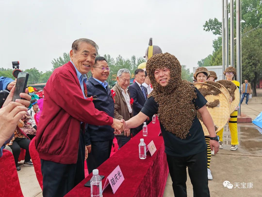 盛世蜜甜!京城掀起蜜蜂狂潮,共庆2023联合国世界蜜蜂日 盛世蜜甜!京城掀起蜜蜂狂潮,共庆2023联合国世界蜜蜂日